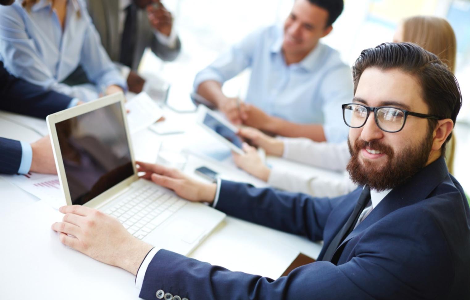 Person plant Budget mit Notizbuch und Taschenrechner