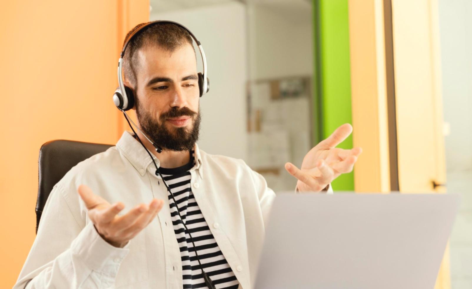 Modernes Büro in Bremen mit Blick auf die Stadt