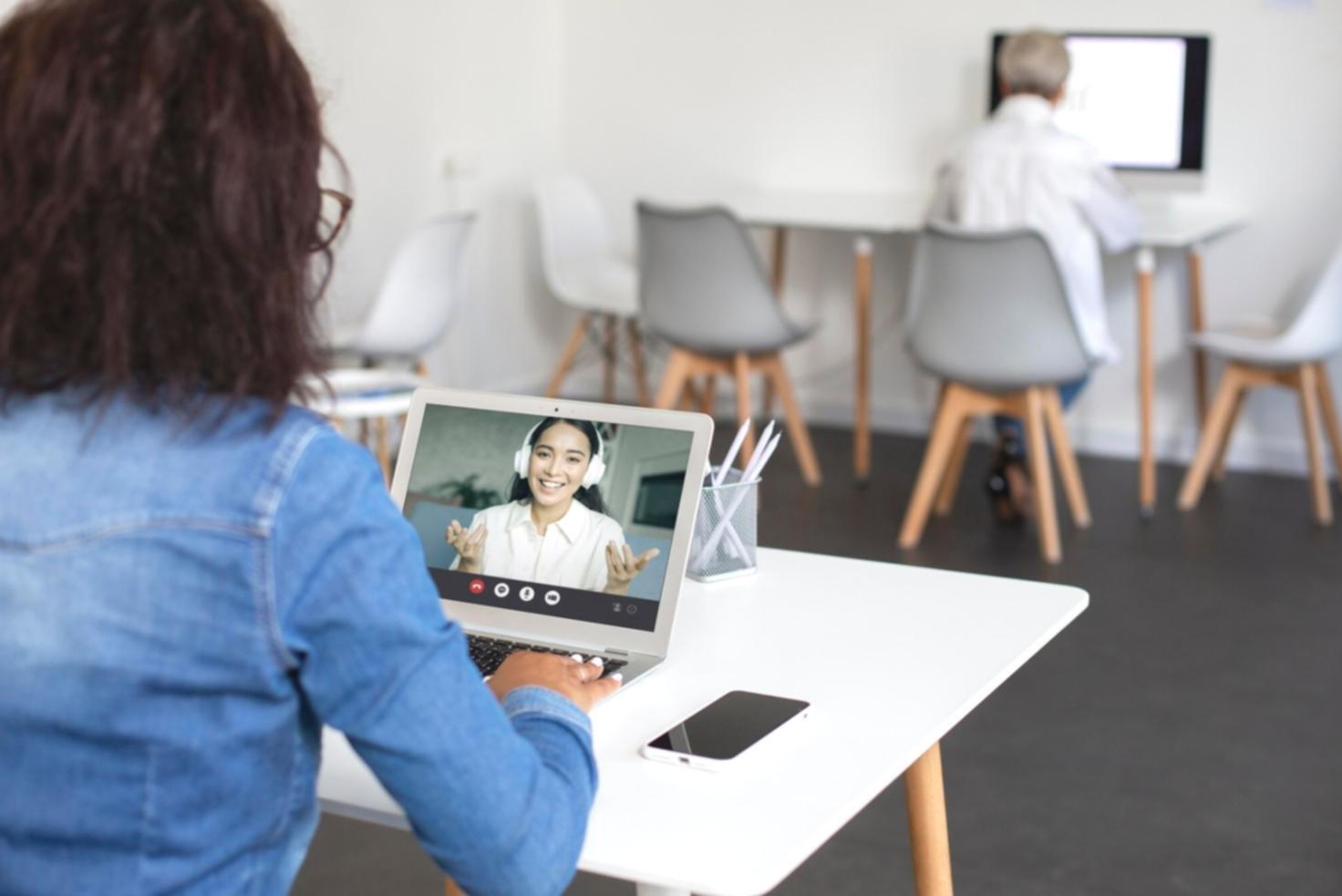 Teilnehmer arbeiten gemeinsam an Finanzplänen in einer Workshop-Umgebung