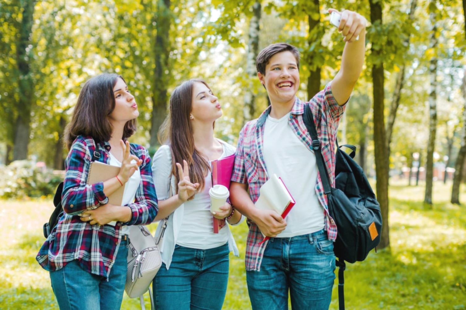 Detaillierte Finanzplanung mit Diagrammen und Notizen